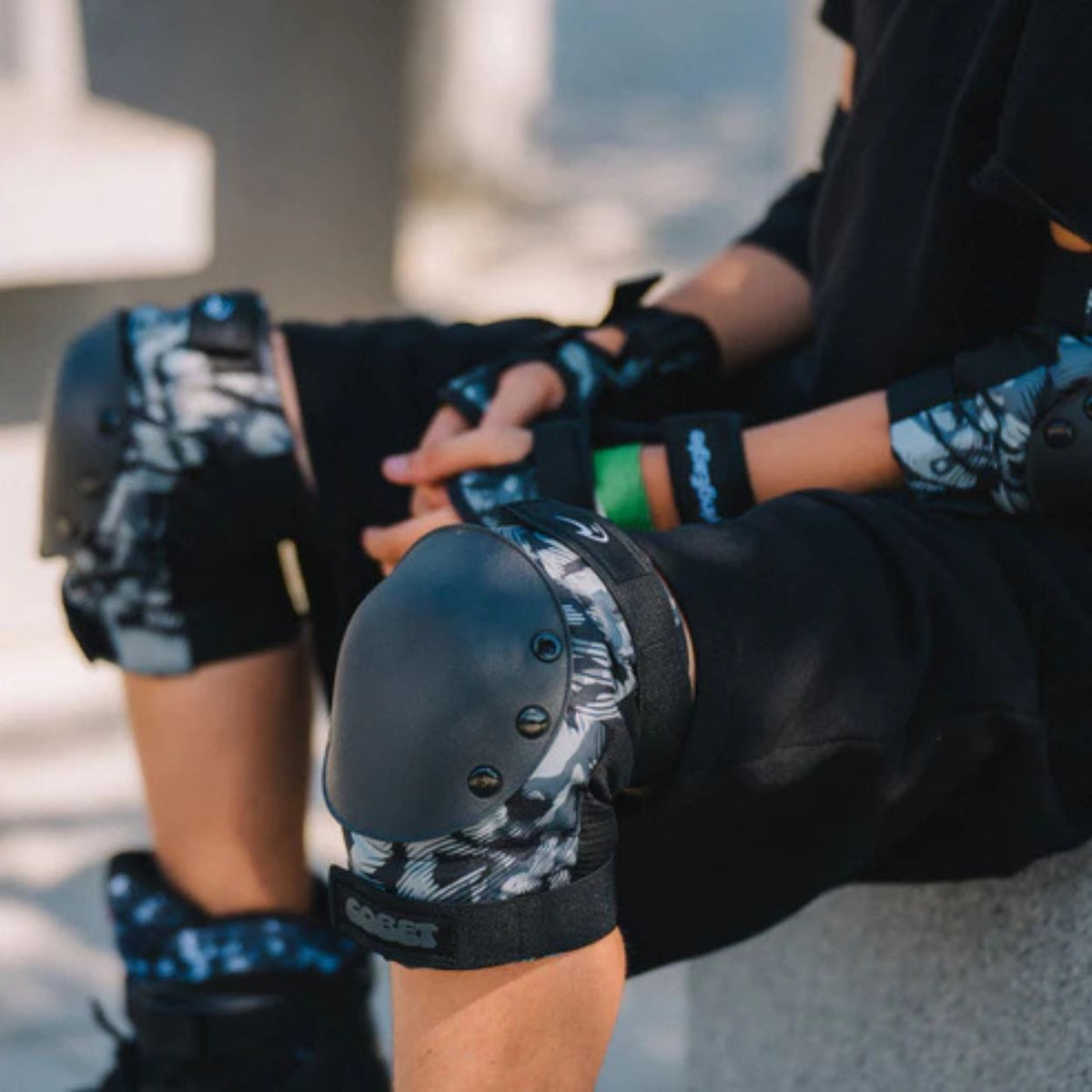 Flying Eagle Cobet Protective Gear Black Knee - Lucky Skates 
