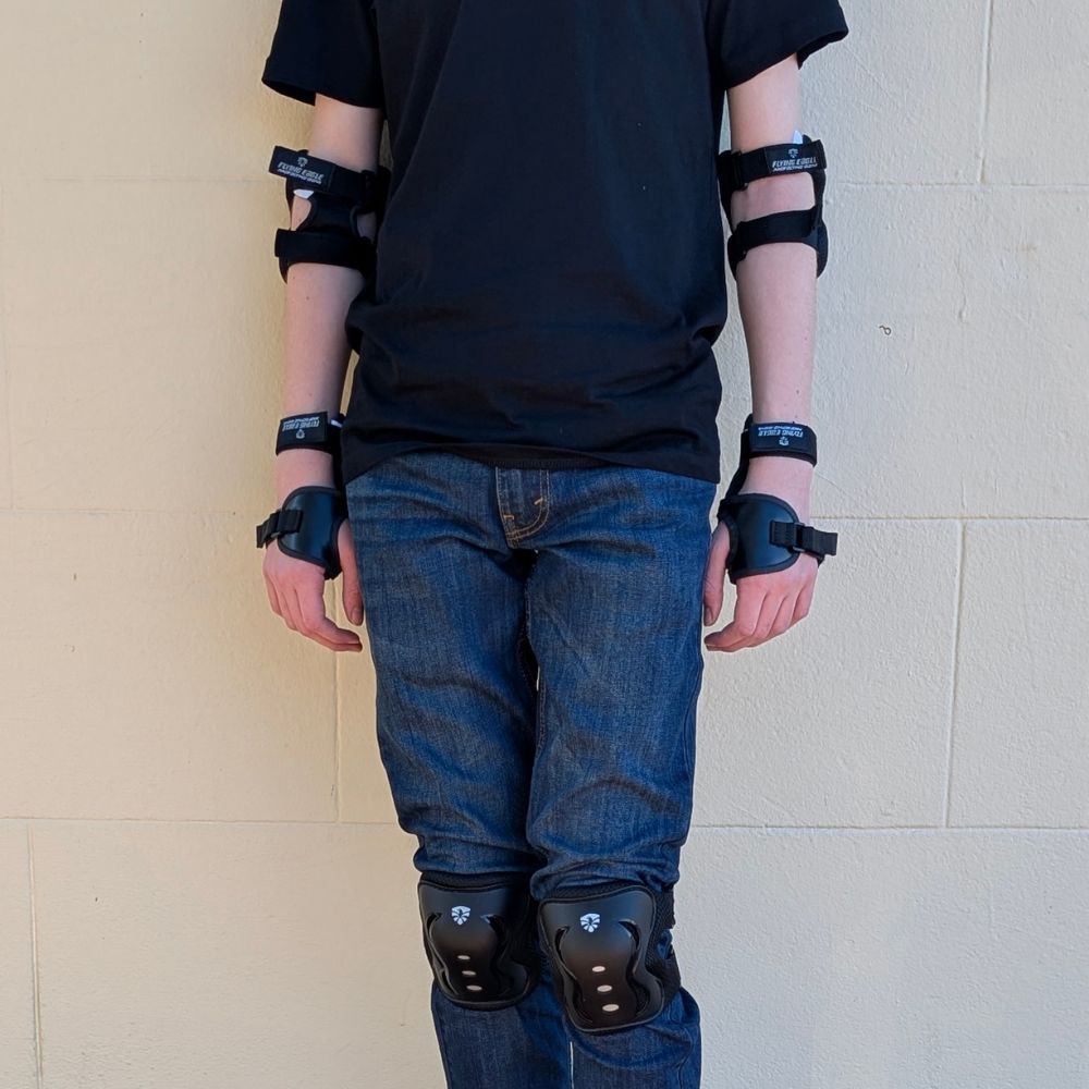 Flying Eagle V5 Junior Pad Set Black Knee Pad, Elbow Pad Wrist Guards - Lucky Skates 