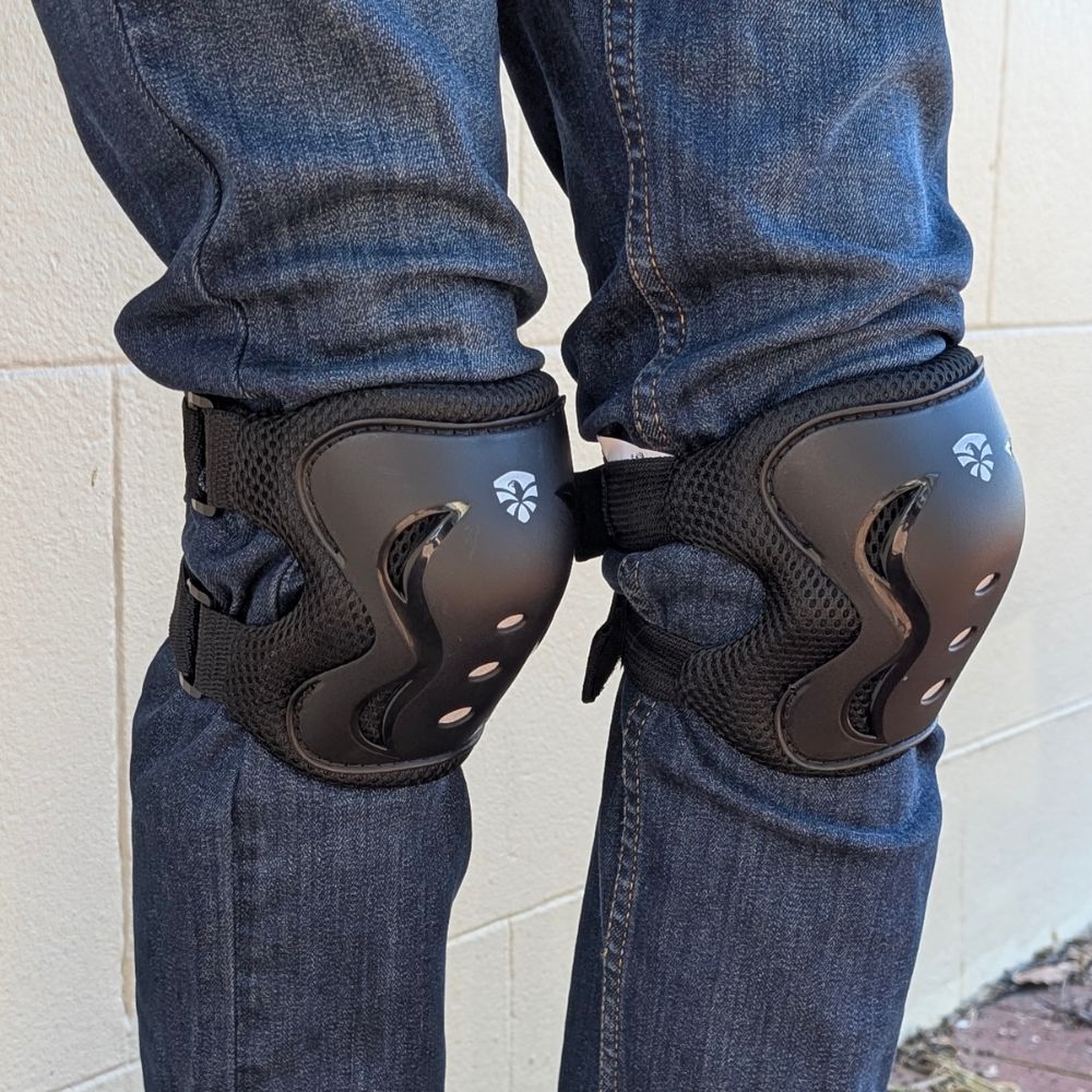 Flying Eagle V5 Junior Pad Set Black Knee Pad - Lucky Skates 