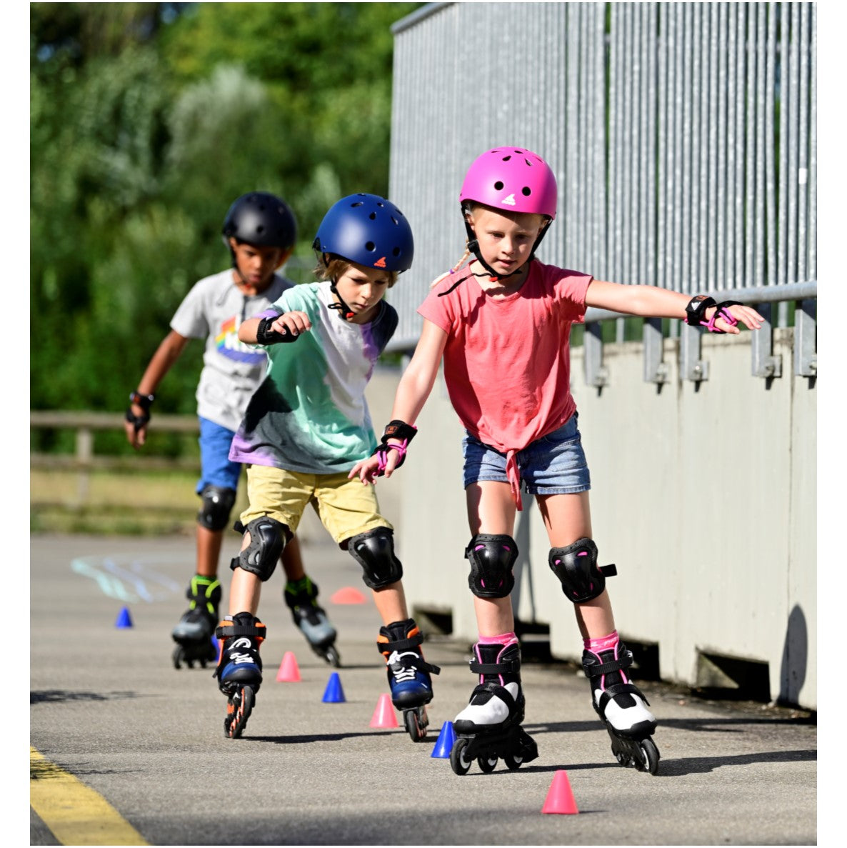 kids weavbing between cones on inlin skates