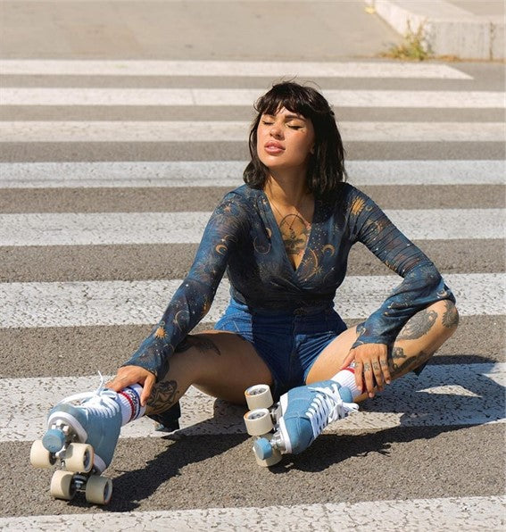 WOMAN WEARING BLUE QUAD SKATES