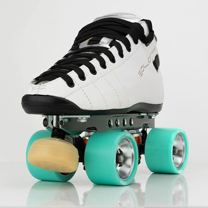 white roller skate with teal alloy hubs 